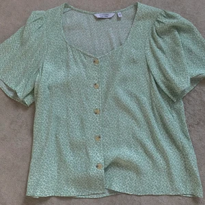 Blus från & other stories - Jättesöt grön blus perfekt till sommaren! Har inte kommit till användning💕🌼 
