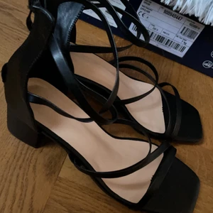 Klackskor 39 - Klackskor som är helt nya & oanvända i storlek 39. Frakten blir spårbar 65kr