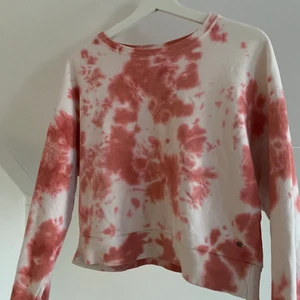 Rosa tie-dye st S - St S, köpt i butik alltså inte färgad hemma. Passar Xs-M. Kan hämtas, kan fraktas men köparn står för frakt. Kolla gärna in det andra jag säljer