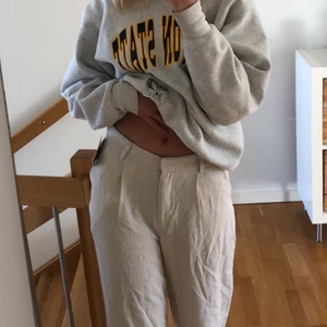 Linne byxor - Säljer dessa HELT OANVÄNDA slutsålda linne byxor. Säljer pga av att dem är lite stora för mig och jag hann inte lämna tillbaka dem. Det är storlek 38 och dem är perfekt längd till mig som är 173💞 den som budar högst får dem, kan fortsätta budgivningen efteråt vid intresse.  (frakt betalas alltid av kunden)