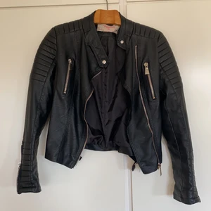 Chiquelle skinnjacka storlek 38 (s) - Snygg enkel skinnjacka från chiquelle. Storlek 38 = S i chiquelles storlekar. Liten i storlek. Använd ett flertal gånger men den ser ut som att den är i nyskick. Säljer jackan då den är för liten. Frakt diskuteras vid intresse. Hör gärna av er om det skulle vara något😄