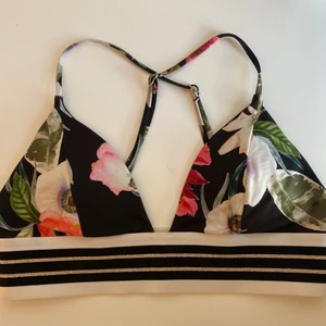 blommig bikini - Fin blommig bikini från Hm. Använd några gånger. 