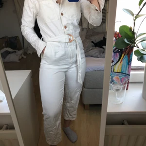 Vit byxdress - Vit byxdress från nakd storlek 38. Jag är 168 cm lång. 