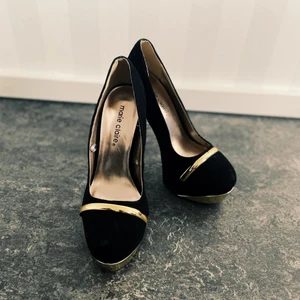 Svarta klackar stl 37  - Använd 2 gggr . 