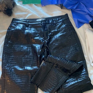 ”Krokodil”byxor från Zara - Svarta läderbyxor i krokodil imitation och slits från Zara i strl M. 40 kr frakt.