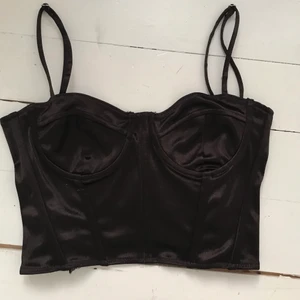 Korsett - SÄLJER UT MIN GARDEROB FÖRST TILL KVARN DET MESTA FÖR MAX 100kr❗️❗️Brun korset slutsåld från H&M, har inte haft några tillfällen till användning så säljer vidare💕💕