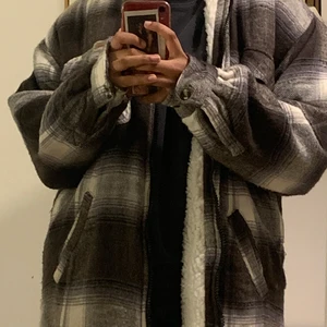 Oversized rutig jacka - Jag måste tyvärr sälja denna jackan :(( Jackan är varm och go och kan passa i kalla väder men också om det är lite blåsigt ute. Jag köpte jackan för 300kr och säljer den för 200kr + frakt ❤️ Har haft på mig den ungefär 2 gånger! 