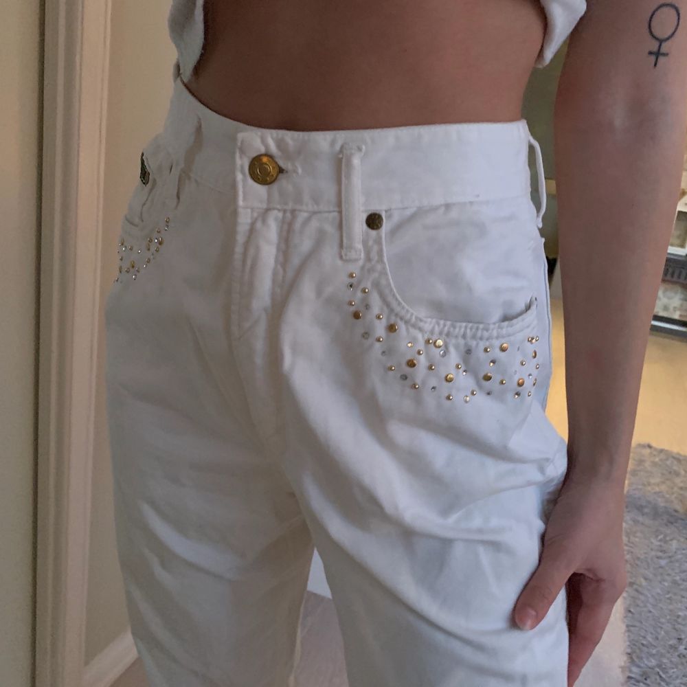 Säljer dessa vita jeans med stenar vid fickorna! De är köpta på second hand men tyvärr blivit för stora för mig! . Jeans & Byxor.