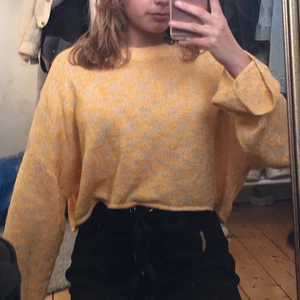 En gul kropptopp i stl L - En gul och mysig tröja med bredda armar som man bara vill gosa med.❤️❤️🥰🥰