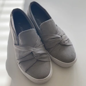 fina skor  - Super fina och bekväma skor (slip on) perfekta nu till sommaren 🦋 är i nyskick! dom har tyvärr blivit försmå för mig så därför säljer jag dom. Frakt ingår!