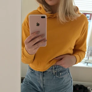 Gul hoodie - Senapsgul croppad hoodie, knappt använd därav i nyskick, 90 kr inkl frakt
