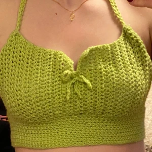 Virkad topp - Ljusgrön virkad topp med knytning i rygg och nacke. Den är i storlek S-M, passar båda eftersom den är justerbar. Den kliar inte alls och har en väldigt fin färg. Hör av dig om du har frågor. Betalning via Swish, frakt tillkommer. ❤️