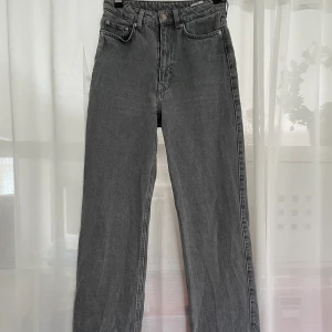Weekday jeans - Min favoritjeans som har blivit försmå😓 modellen är rowe och dom är raka och långa sitter superfint och är jättebekväma! Eftersom det var mina favoriter har dom används mycket och har lite små slitningar men inget som syns tydligt. Jag har sprättat upp dom där nere för att de ska bli längre. 