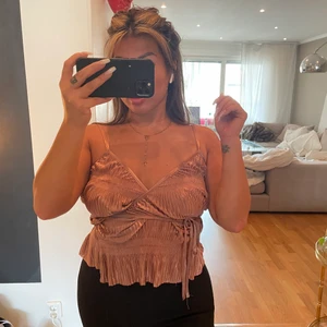 Linne - Gulligt omlott linne från zara aldrig använd.