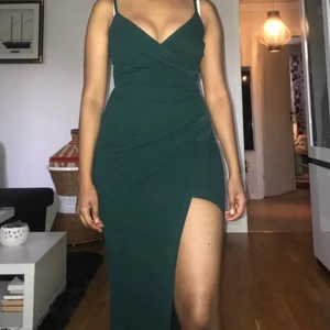 Prom season👑 (paketpris) - Vet du ej vad du ska ha på dig på balen??? SIS I GOTCHU 👀😍                                                                 •En lång figurnära klänning i strl Xs och öppen vid låret- använd 1 gång.                                                          •Ett par mink fransar- använt 1 gång.                                 •Ett par snygga klackskor (10cm) från Bianco i strl 38                                                                                                                                                     - aldrig använd.                                                                   Allt för endast 600kr!! + Frakt om man ej kan mötas upp :)