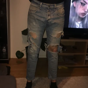 SWEEWE paris  - Sitter riktigt bra på mig, jag är 180cm lång och väger runt 70kg. Storlek 28 på byxorna.