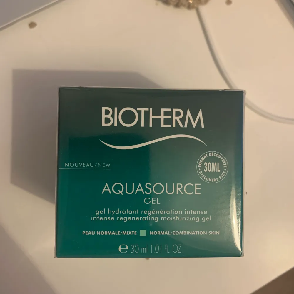 Jag säljer just nu en helt ny sprillans moisturizing gel från märket Biotherm. Den är riktigt bra mot normal men också kombinerad hud. Sista bilden är min egen kräm som jag precis gjort slut på❤️. Övrigt.
