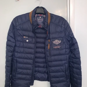 Morris Gents jacka mörkblå - Säljer min plagg Morris jacka som är mörkblå och är i storlek small, det finns inga skador på jackan eller hål eller så förutom själva början av dragkedjan som man kan se på bilden, är lite slitet. Köparen står för frakten! Mvh