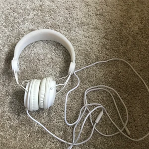 Hörlurar  - Vita helt nya iear hörlurar. Ej använda,endast öppnade ur förpackningen. Gratis frakt📦 Endast swish💸