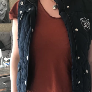 Väst quiltad - Quiltad marinblå väst från Bondelid. Storlek S, nästan i nyskick. Ganska liten i storlek, fodrad.