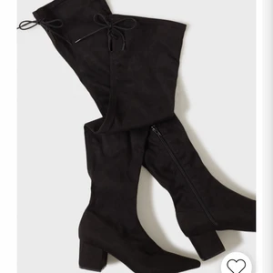 Höga stövlar - Aldrig kommit till användning. Då jag köpte dessa precis innan jag bytte stil. 