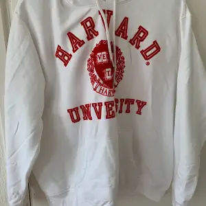 Jätteskön vit hoodie med rött tryck Det står ”Harvard University” Från H&M Strl XL Aldrig använd Nypris 299