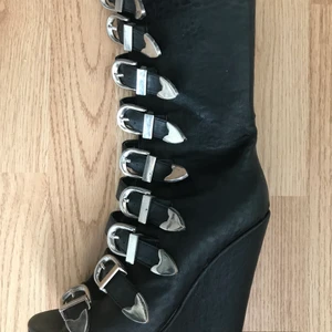 Snygga skor nitar spännen - Sååå snygga st 38 