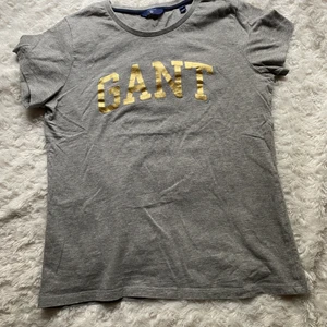 Gant T-shirt Small - Grå med guldtext nyskick rak modell