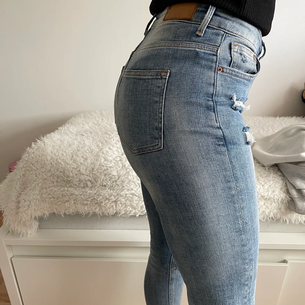 Från h&m. Sparsamt använda. Storlek 34. 66kr spårbar frakt 📦 . Jeans & Byxor.