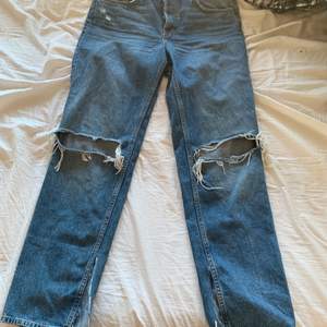 🤍🧚🏻‍♀️ Vida jeans med hål på knäna och slitsar där nere som jag klippt, inte använda så mkt då de blivit för små. jättesköna och bra kvalité. storlek 36, säljer för 100 kronor + frakt. (kan sänka priset vid snabb affär) 🧚🏻‍♀️🤍