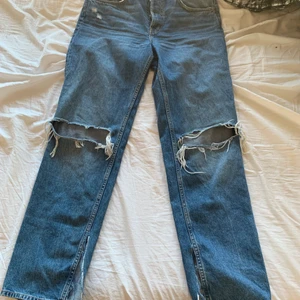 jättesköna jeans HM - 🤍🧚🏻‍♀️ Vida jeans med hål på knäna och slitsar där nere som jag klippt, inte använda så mkt då de blivit för små. jättesköna och bra kvalité. storlek 36, säljer för 100 kronor + frakt. (kan sänka priset vid snabb affär) 🧚🏻‍♀️🤍