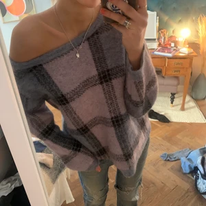 Carin Wester stickad tröja - Jättesnygg oversize stickad tröja. Varm. Lila rutigt mönster.  Från Carin Wester, Åhlens