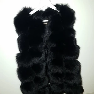 Pälsväst äkta - Säljer denna pälsväst pågrund av att den inte kommer till användning då jag har en lång också! Storlek 32/34 i jätte bra skick 