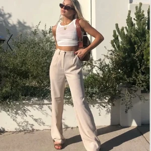 Kostymbyxor  - Säljer dessa beiga knappt använda kostymbyxor från nakd i storlek 36! Säljer för 250kr