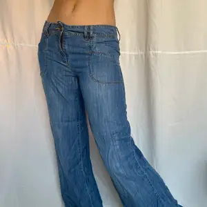 Snygga jeans i lite tunnare material perfekt till sommaren. Mellan lågmidjade! 