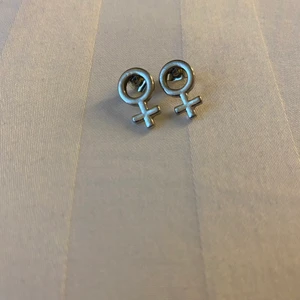 Kvinnosymbol örhängen  - Örhängen med kvinnosymbol superfina. Oanvända.  För mer information kontakta oss genom att skriva på annonsen🤍