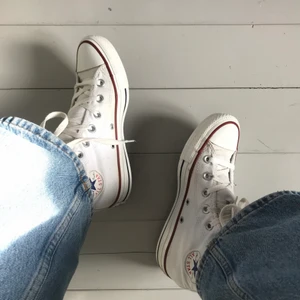 Vita converse🤍 - Säljer nu mina super fina vita converse  som är perfekt a till våren/ sommaren🤍 skorna är som nya med ändast små tecken på användning! Lägger upp annonsen igen pga oseriös köpare🤍