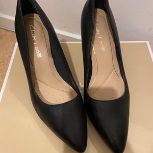 Klackskor  - Säljer dessa snygga oanvända klackskor ifrån märket clarks jag råka beställa hem fel storlek och gick inte att skicka tillbaka, kan gå ner i pris vid snabbköp💗
