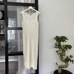 Ribbad klänning - Världen finaste och skönaste ribbade klänning från weekday. Publicerar igen pga att köparen ångrade sig. Säljer eftersom att jag tycker att den är lite stor på mig. 