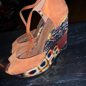 Coola klackar - Lite coola bohemiska klackar i mockaimitation! Storlek 38, e mönstret har slitits bort lite INUTI sulan så det är inget som syns när man har dem på sig. 💜