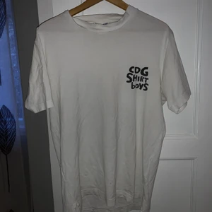Comme de garcons T-shirt - Använt skick, finns några små hål på framsidan som inte syns vid användning