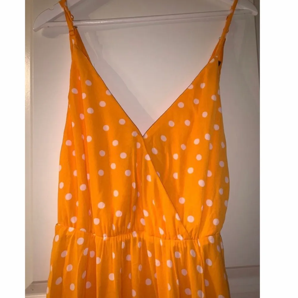 Så fin orange maxi klänning med vit prickar och en så fin slits på sidan.🧡 säljs pågrund av den inte kommer till användning! Nypris 1000kr. Klänningar.
