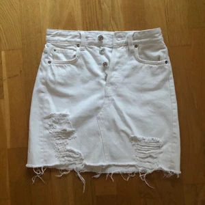 Vit kjol - Jag säljer en vit jeanskjol från &denim. Den har knappar istället för dragkedja och slitningar. Storlek 34 och ca 40cm lång. Den är oanvänd. Kontakta mig i dm om du är intresserad 😊💞