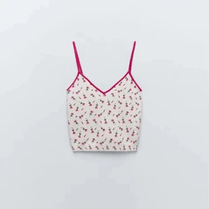 blommigt stickat linne från zara - blommigt stickat linne från zara i nyskick, helt slutsålt på hemsidan💗 strl s men passar även xs och m då den är stretchig