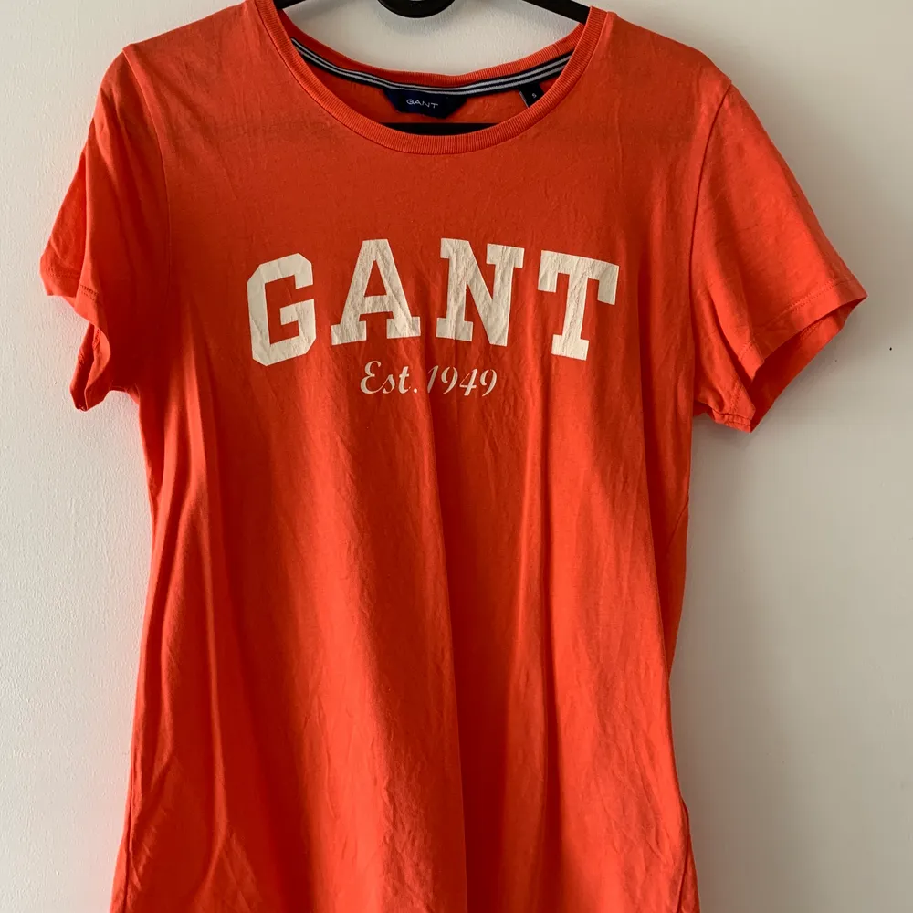 T-shirt i märket Gant. Storlek s och passar mig som är storlek s/m. Använd några få gånger men är fortfarande i bra skick. Kan mötas upp i Malmö & Vellinge, köparen står för frakten. . T-shirts.