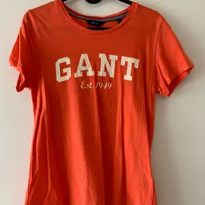 T-shirt i märket Gant. Storlek s och passar mig som är storlek s/m. Använd några få gånger men är fortfarande i bra skick. Kan mötas upp i Malmö & Vellinge, köparen står för frakten. 