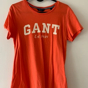Orange Gant T-shirt  - T-shirt i märket Gant. Storlek s och passar mig som är storlek s/m. Använd några få gånger men är fortfarande i bra skick. Kan mötas upp i Malmö & Vellinge, köparen står för frakten. 