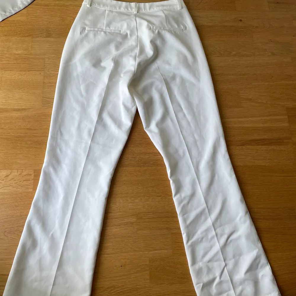 Säljer ett par vita kostymbyxor i storlek 42. Superfina och felfria! Säljer de för 120 kr exklusive fraktkostnaden, kontakta mig för mer info eller om du är intresserad av att köpa!!💕💕. Jeans & Byxor.