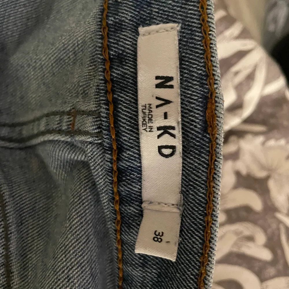 Blåa raka jeans från NAKD i storlek 38. Högmodjade, raka ben med knappstängning. Köpta för 500, säljer för 90kr (140 inklusive frakt)💙🦋. Jeans & Byxor.
