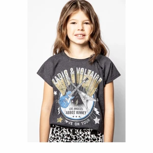 Zadig tröja  - Säljer den här jättefina Zadig tröjan med prislappen kvar och i jättebra skick. Säljer då den är för liten för mig. Min farmor köpte den och köpte fel storlek. För fler frågor eller bilder kontakta ❤️❤️